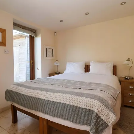 Nyaraló Brush And Boot York